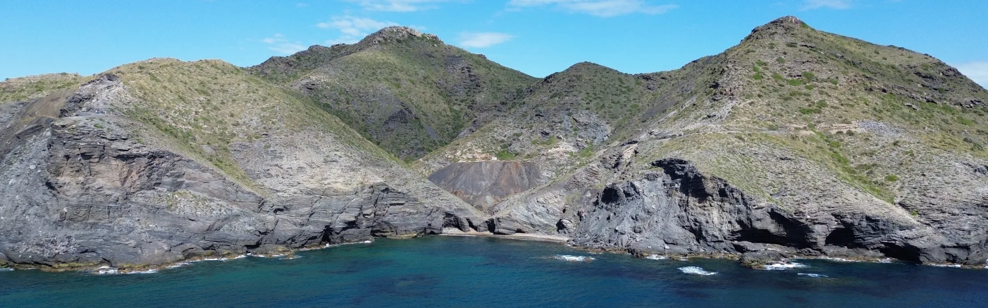 Paisaje con montañas y playa de aguas turquesas