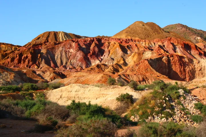 paisaje con montañas rojizas