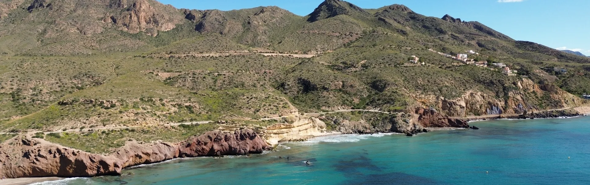 Playa mediterranea con montañas de fondo