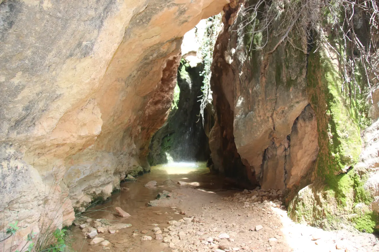 cueva con cascada de agua