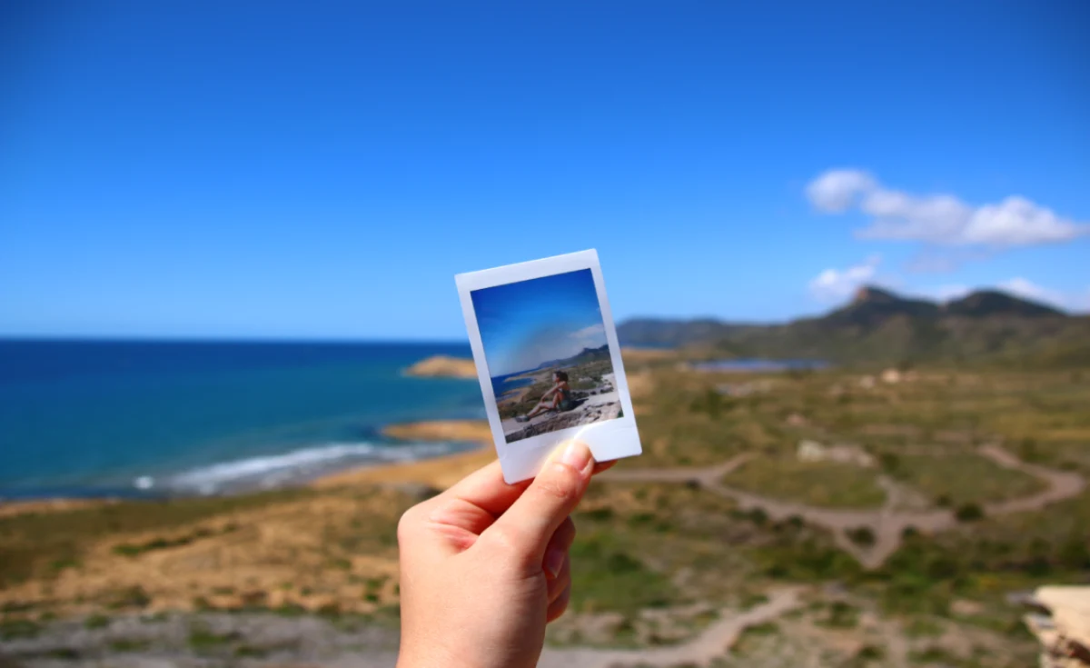 foto polaroid con playa de fondo