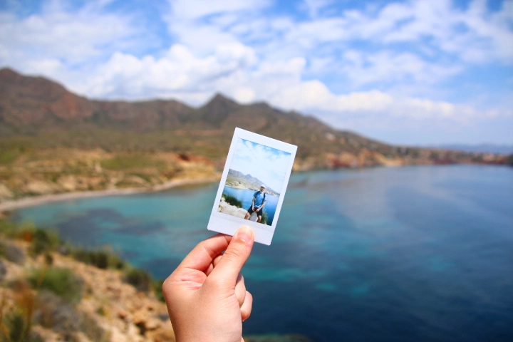Foto Polaroid con fondo de paisaje