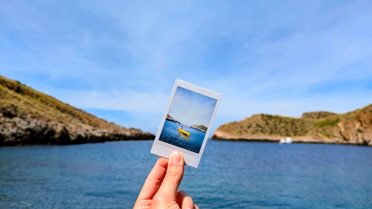 Imagen polaroid con una playa de fondo