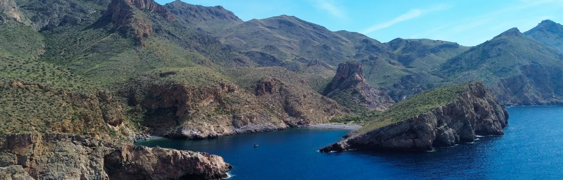 Paisaje de costa mediterraneo con montañas rocosas al fondo