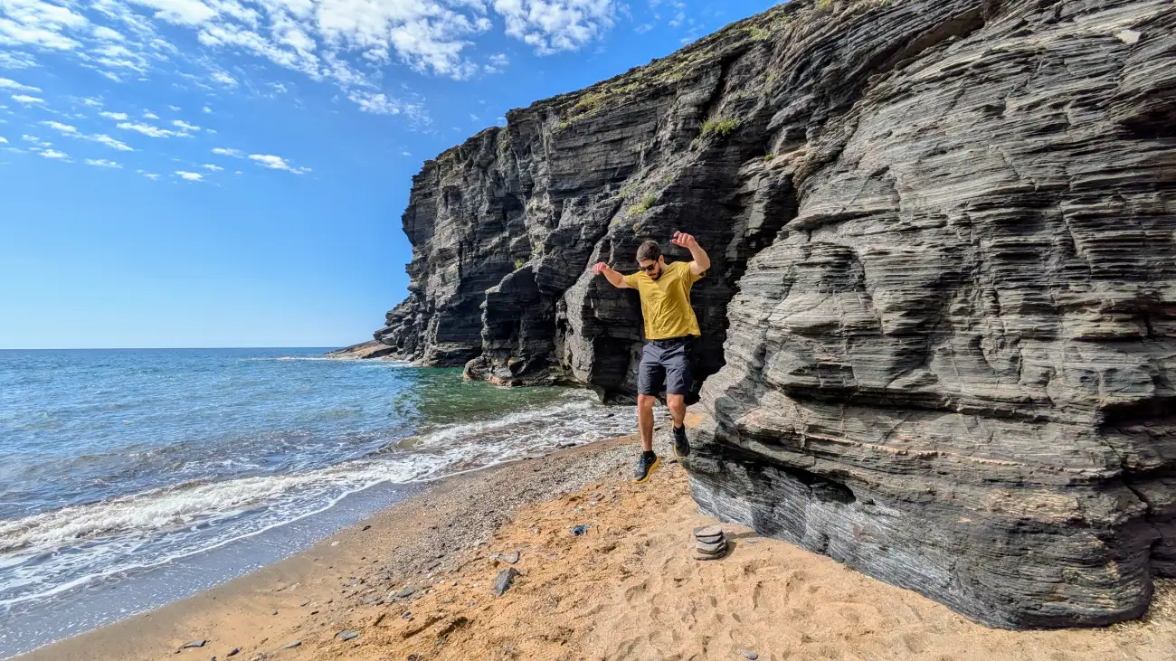 Persona saltando con playa de fondo